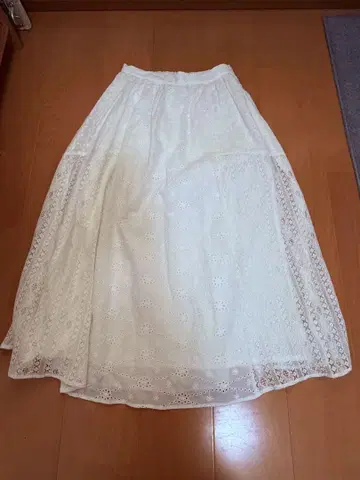 테치치 화이트 스커트