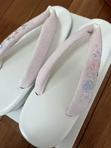 꽃무늬 자수 연한 핑크 통굽 조리