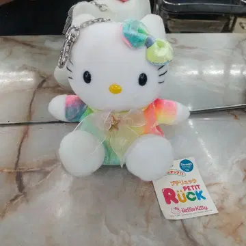 컬러풀한 백팩을 멘 헬로키티 봉제 인형, 봉제 인형 약 15cm
