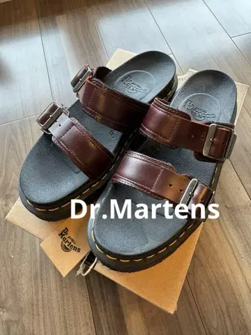 Dr. Martens 브라운 샌들