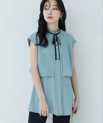 [새 상품] RUIRUE BOUTIQUE 펄 버튼 프렌치 슬리브 블라우스