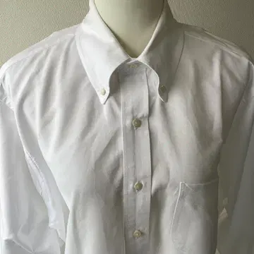화이트 버튼 다운 셔츠