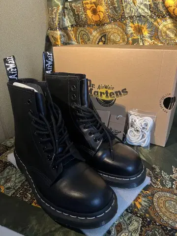 Dr. Martens 1460 WHITE STITCH 8 홀 부츠