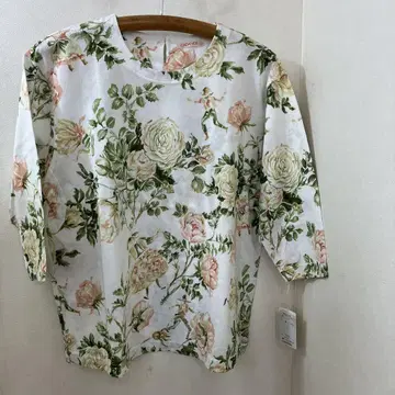 요정과 꽃무늬 오분 소매 상의