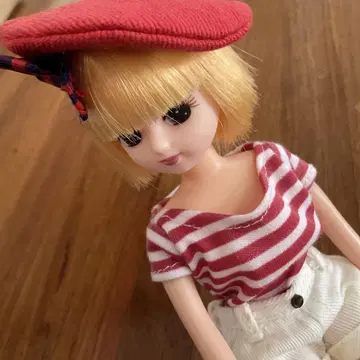 캐주얼 스타일의 리카짱 인형