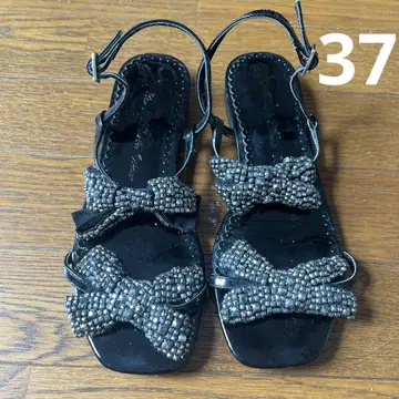 트루 바이 마리코 오이카와 리본 비쥬 플랫 샌들 블랙 37