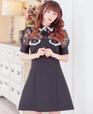 메종 드 프리에 다크 그레이 반팔 원피스 레이스