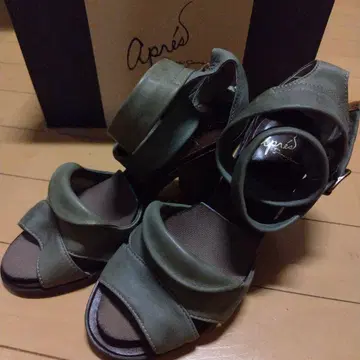 Apres 올리브 그린 스트랩 샌들