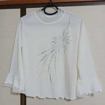 화이트 플레어 소매 상의 라메 장식