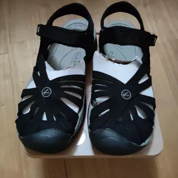 KEEN 로즈 샌들 블랙