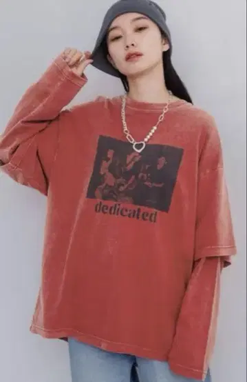 레이어드 그래픽 프린트 롱 TEE
