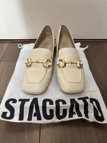 STACCATO 아이보리 로퍼 골드 금장 장식