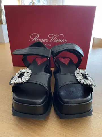 Roger Vivier 슬라이디 비비 가죽 웨지 샌들 블랙