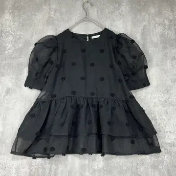 노스탤지어 시어 퐁퐁 페플럼 블라우스 도트 블랙 반팔 여름