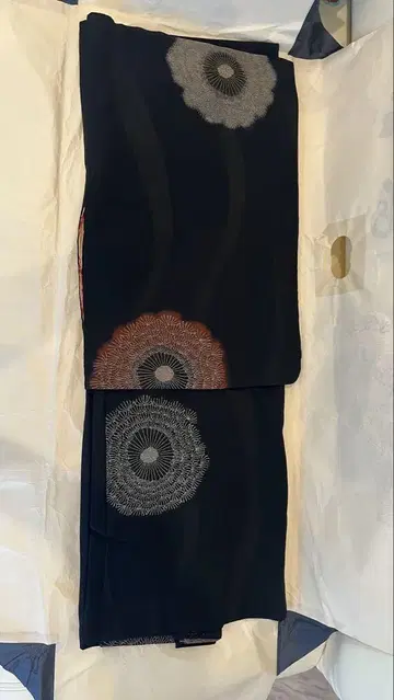 블랙 베이스 꽃 무늬 자수 겉옷 한 번도 입지 않았습니다 XL 사이즈