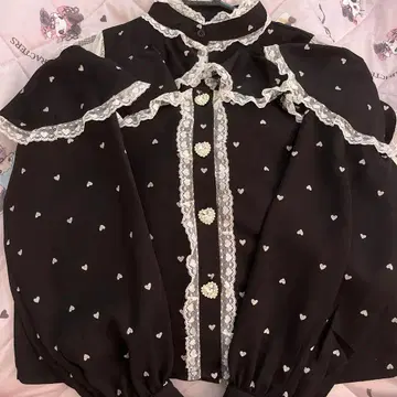 팔 엘피 어깨가 파인 하트 프릴 블라우스