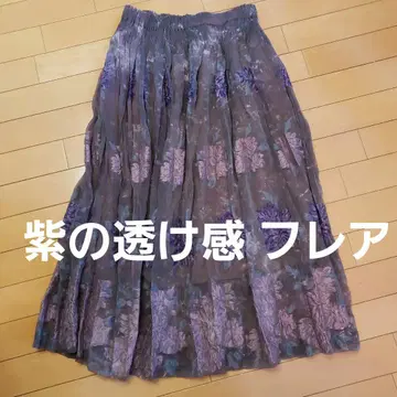 보라색 꽃무늬의 비침이 있는 프린트 패턴