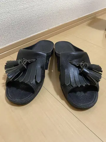 프린지 디자인 블랙 슬라이드 샌들