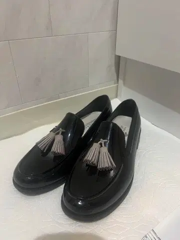 템퍼레이트 태슬이 달린 블랙 로퍼 37