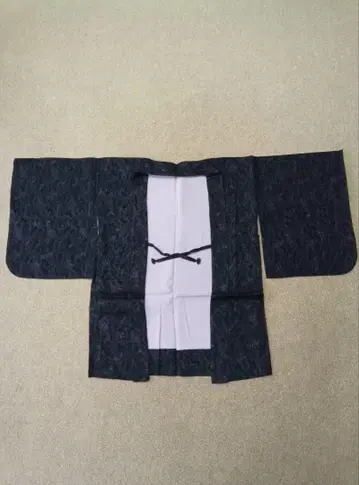 블랙 컬러와 라메풍의 겉옷