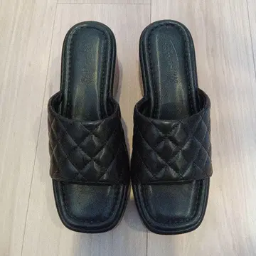 블랙 퀼팅 샌들 폭시, 르네, 투 비 시크