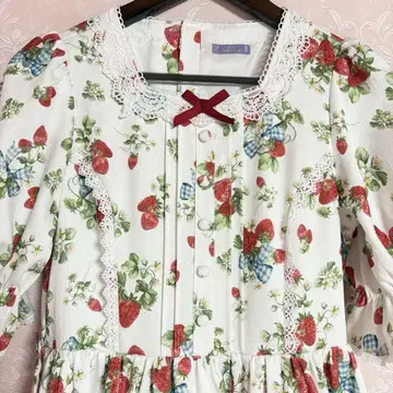 [새상품급] 클래식 베리 원피스 화이트 axes femme kawaii