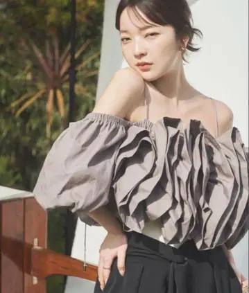 새상품 andequal volume of shoulder blouse
