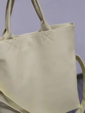 크림색 심플 토트백