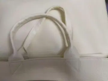 화이트 토트백과 크림 파우치 세트