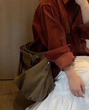 올리브색 캔버스 숄더백