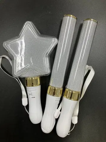 별 모양의 응원봉과 펜라이트 2개 세트