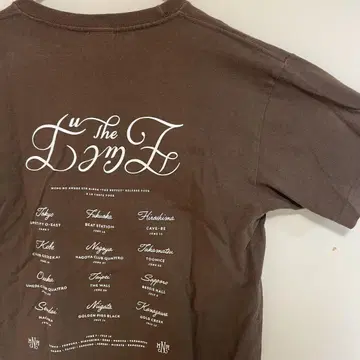MONO NO AWARE 알라카르트 투어 T (BROWN) 사이즈 M