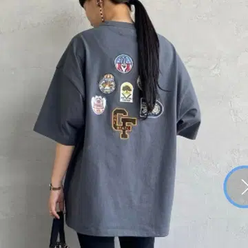 33Degrees 랜덤 와펜 디자인 티셔츠 차콜 그레이