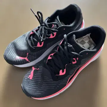 PUMA 블랙/핑크 러닝화