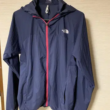North Face의 포켓형 후드티