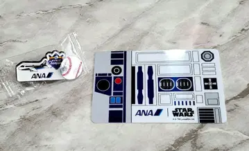 ANA 스타 워즈 R2-D2 탑승 인증서와 핀 배지