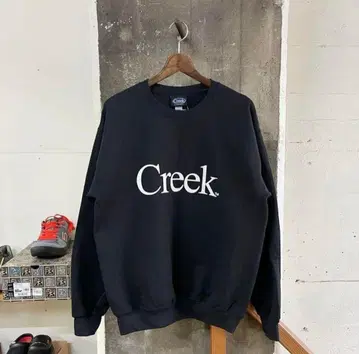 Creek 로고 맨투맨 트레이닝복
