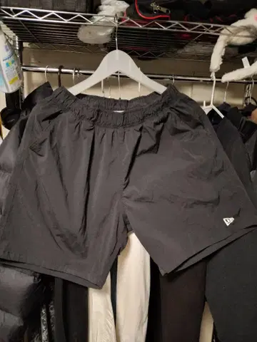 NEWERA 블랙 숏팬츠 M 사이즈