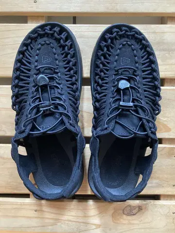 KEEN UNEEK 샌들 24 블랙