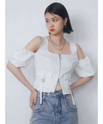 아웃 포켓 숄더 탑