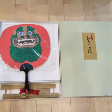 오키나와 슈리성 공원 액막이 사자 기와 무늬가 들어간 큰 부채