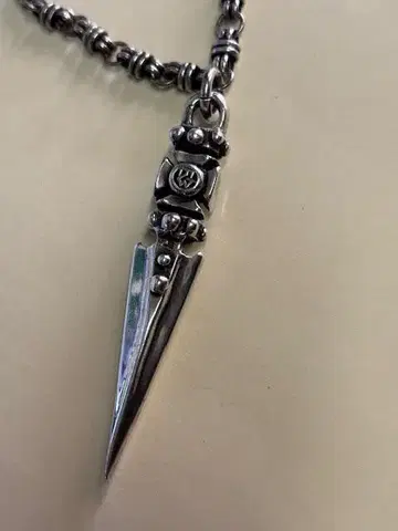 Travis Walker 트래비스 워커 대거 펜던트 탑