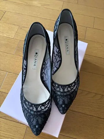 D.IANA 레이스 스틸레토 펌프스