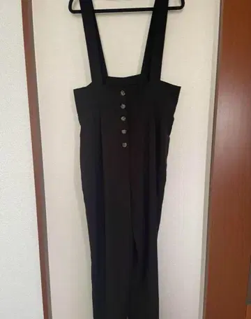 블랙 버튼 살로펫