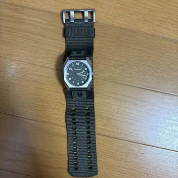 Nixon 팔각형 아날로그 시계 카키색 새상품급