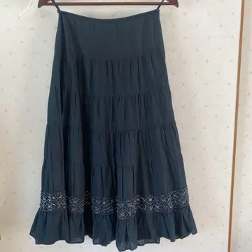 자유구 블랙 플레어 스커트 비즈 자수 장식
