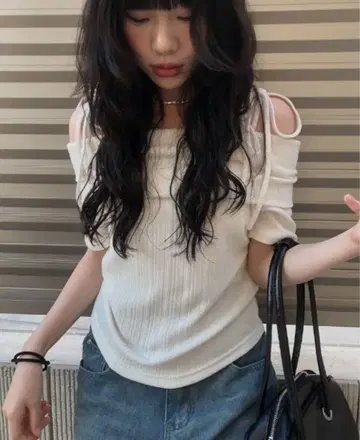 오프숄더 리본 반팔 리브 티셔츠