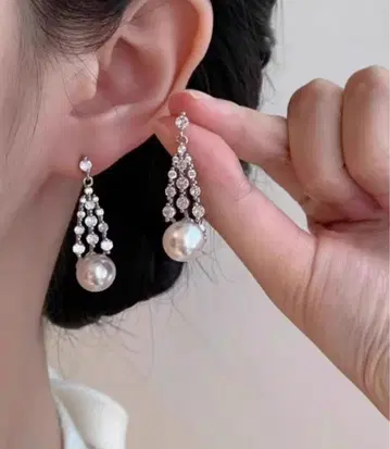 진주와 크리스탈 드롭 귀걸이