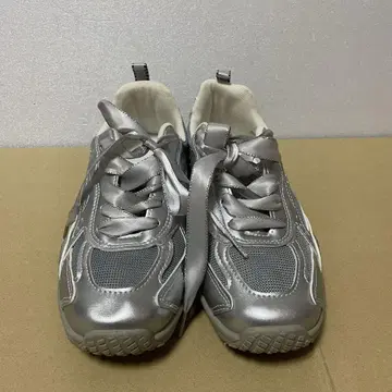 메탈릭 실버 레이스업 스니커즈 리본