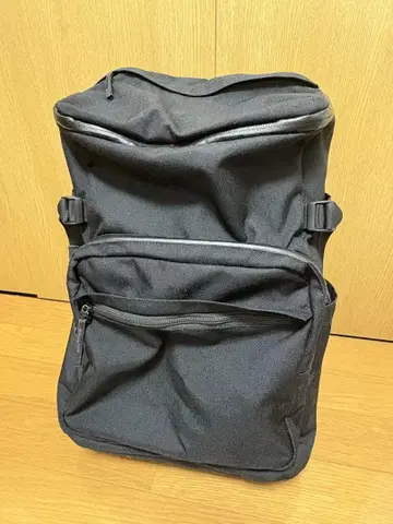 어깨의 부담을 덜어주는 넓게 열리는 백팩